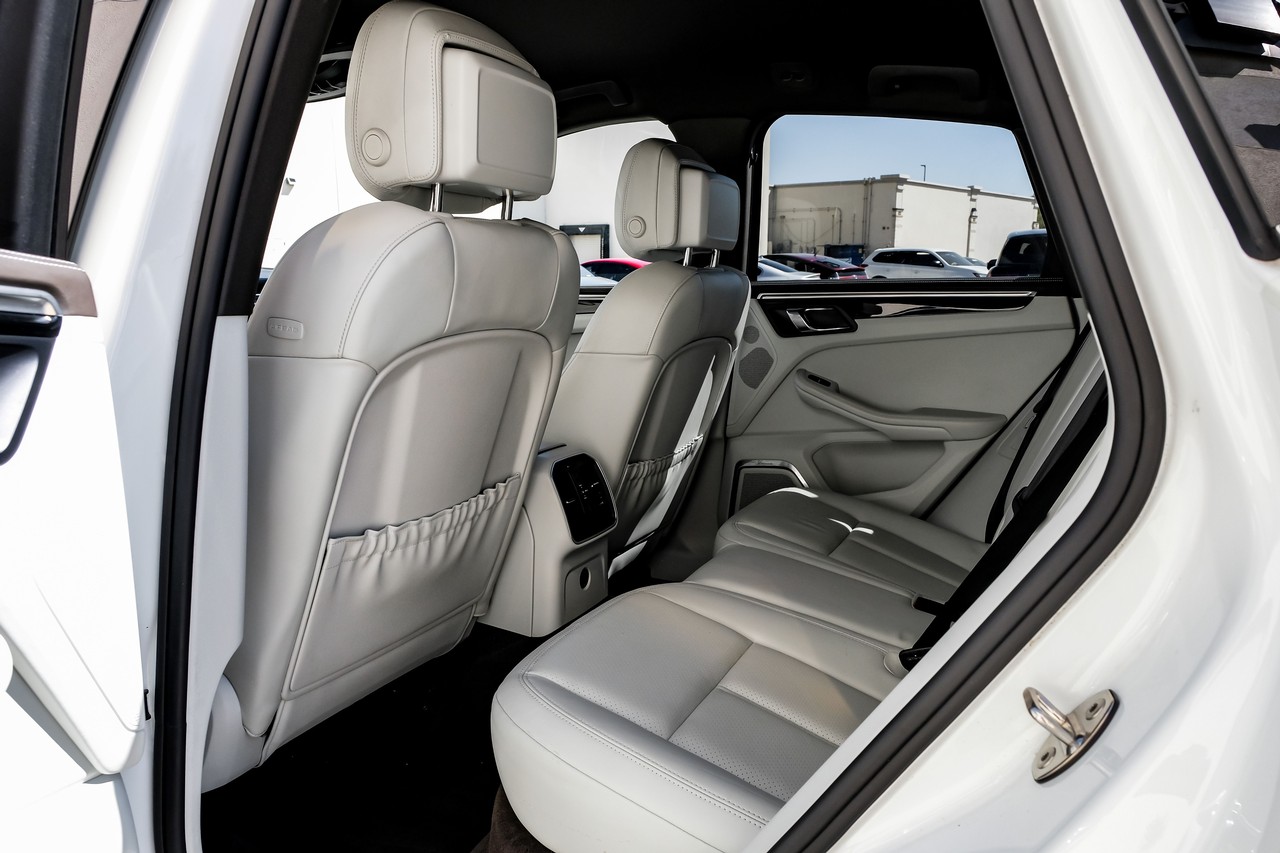 Porsche Macan Vehicle Main Gallery Image 40