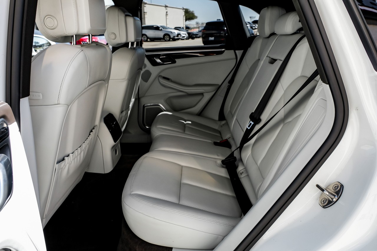 Porsche Macan Vehicle Main Gallery Image 41