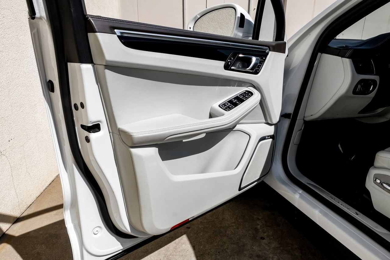 Porsche Macan Vehicle Main Gallery Image 45