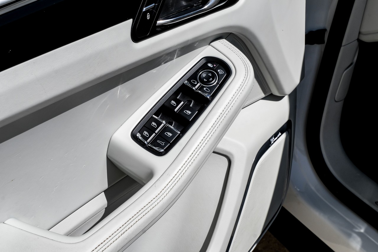 Porsche Macan Vehicle Main Gallery Image 46