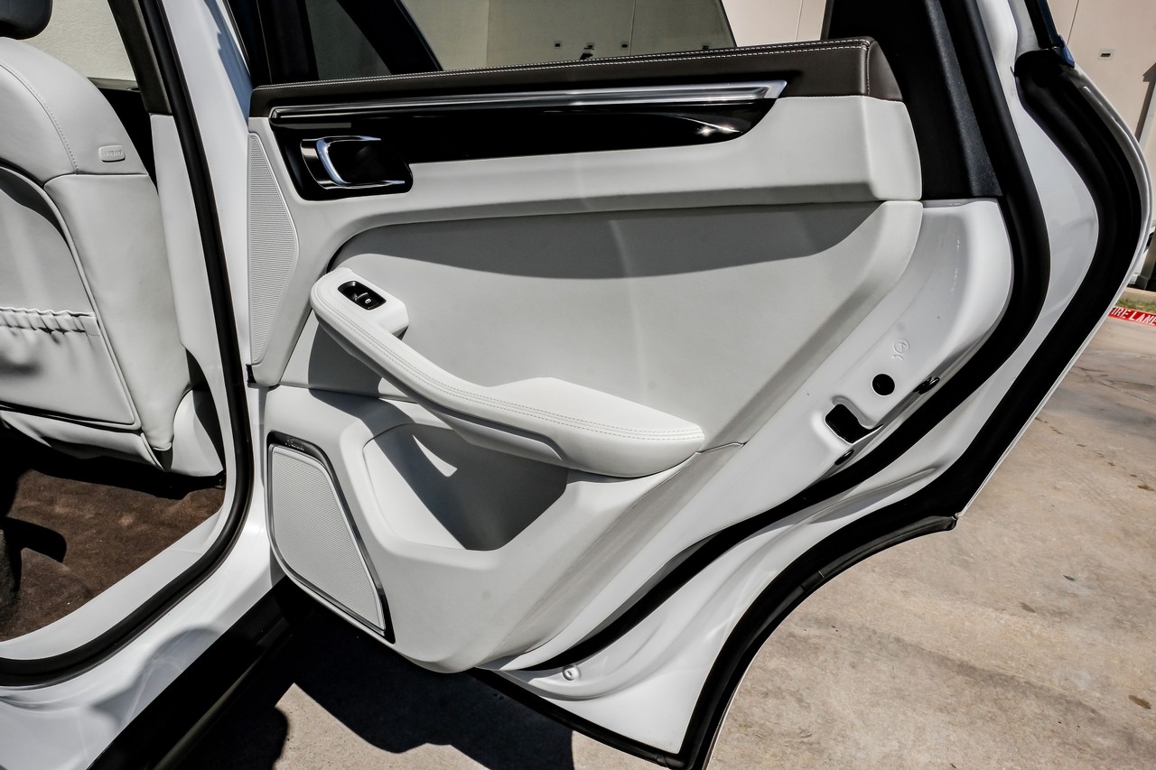 Porsche Macan Vehicle Main Gallery Image 49