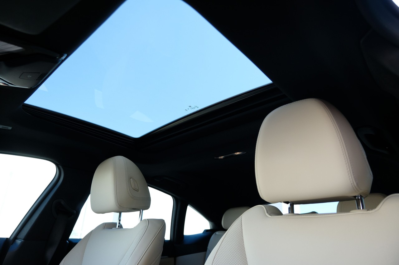 BMW i4 Vehicle Main Gallery Image 05