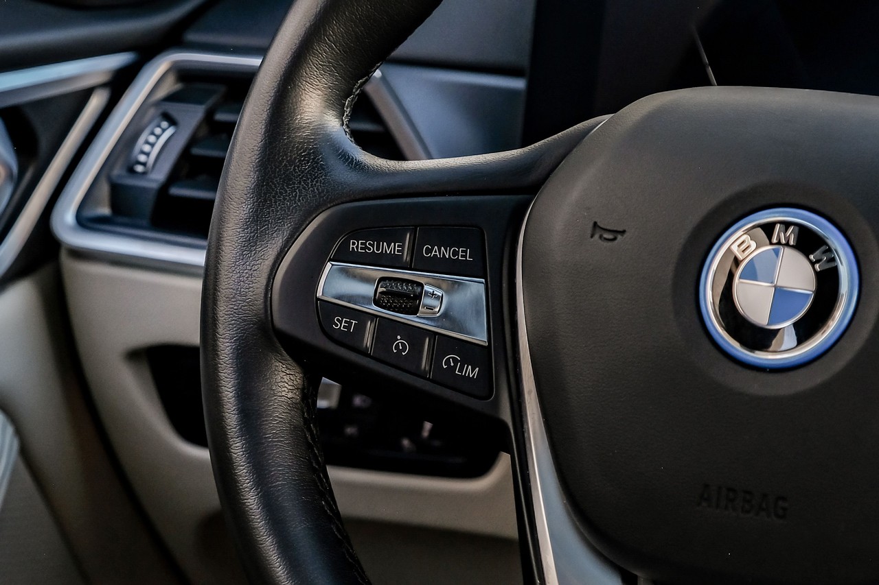 BMW i4 Vehicle Main Gallery Image 17