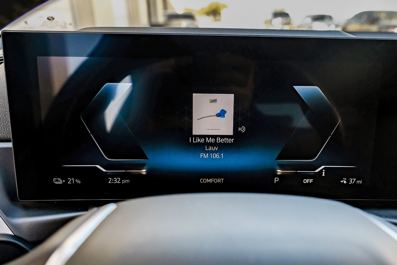 BMW i4 Vehicle Main Gallery Image 19