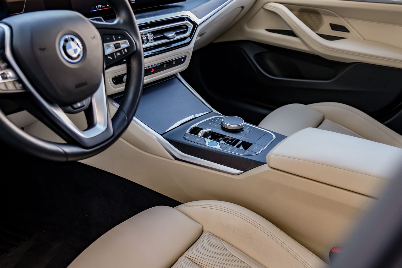 BMW i4 Vehicle Main Gallery Image 25