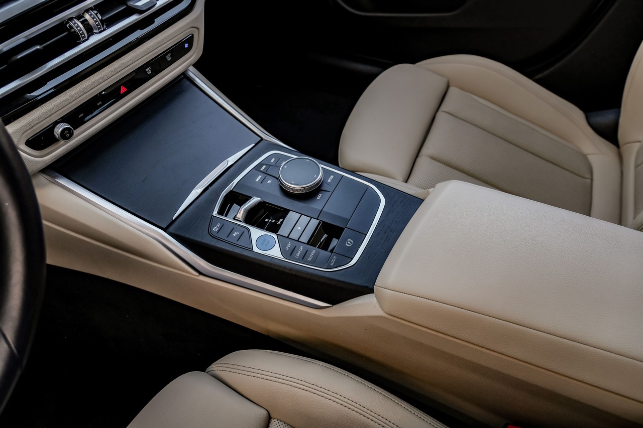 BMW i4 Vehicle Main Gallery Image 26