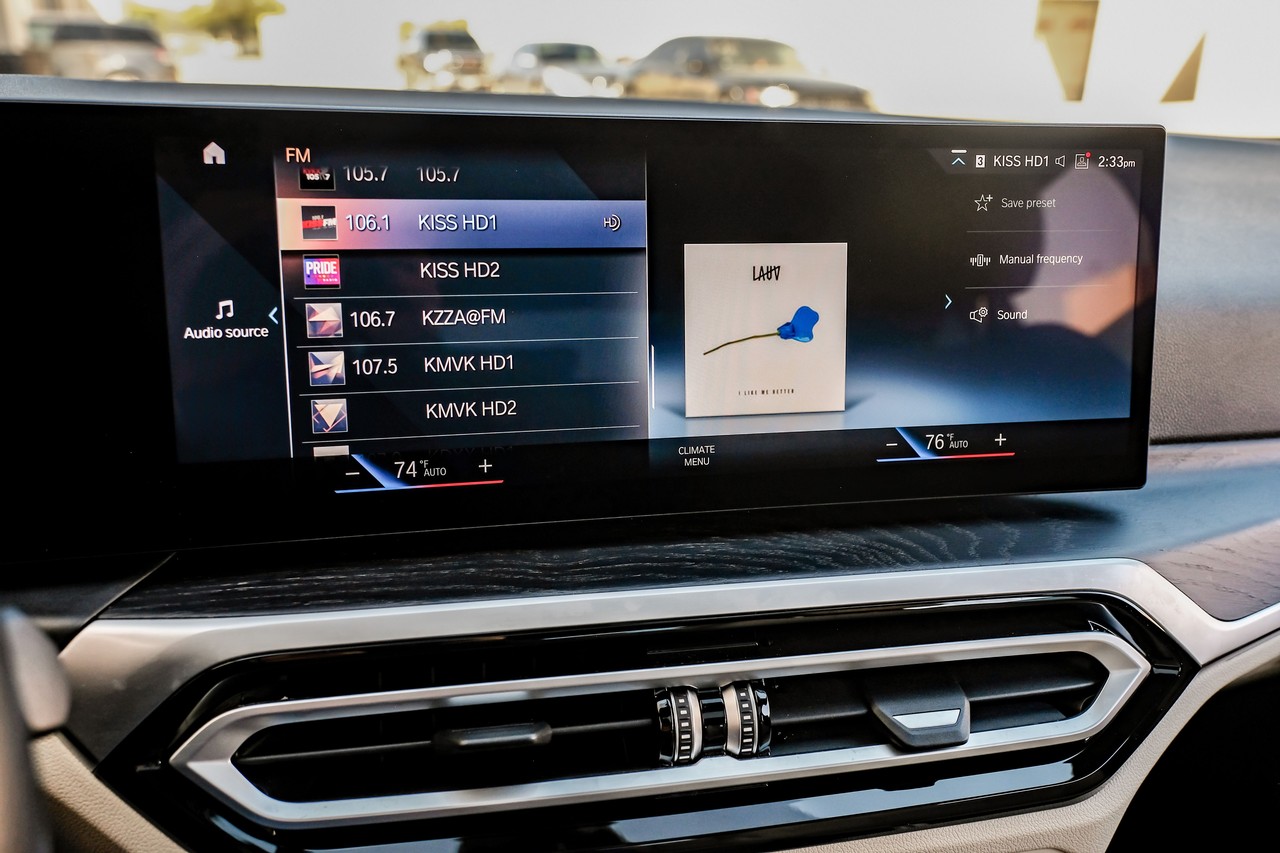 BMW i4 Vehicle Main Gallery Image 31