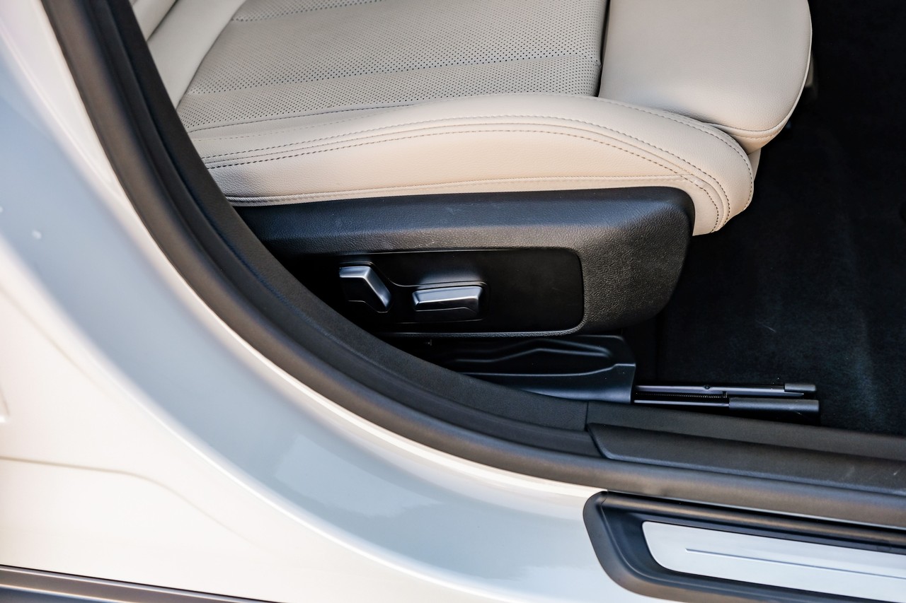 BMW i4 Vehicle Main Gallery Image 38