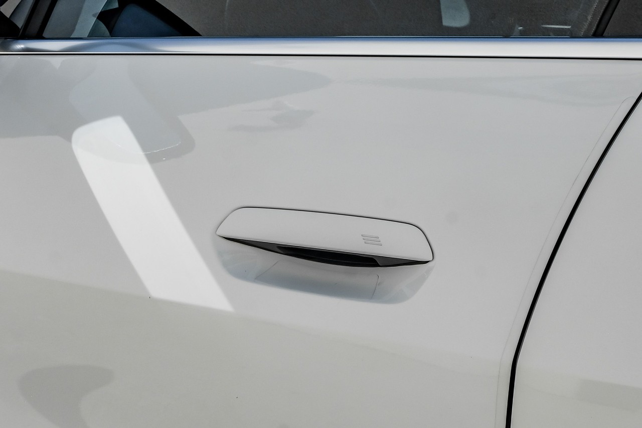 BMW i4 Vehicle Main Gallery Image 46