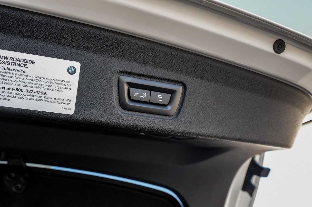 BMW i4 Vehicle Main Gallery Image 57