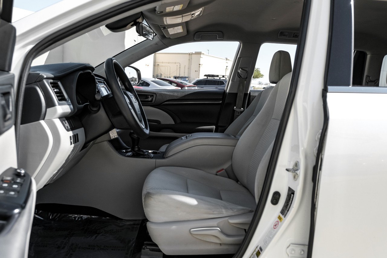 Toyota Highlander Vehicle Main Gallery Image 03