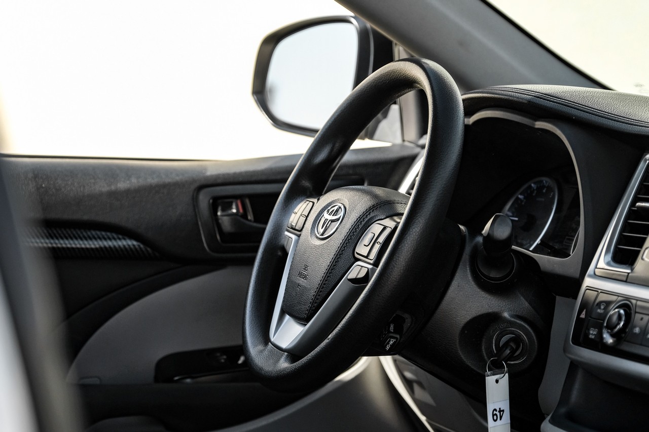 Toyota Highlander Vehicle Main Gallery Image 12