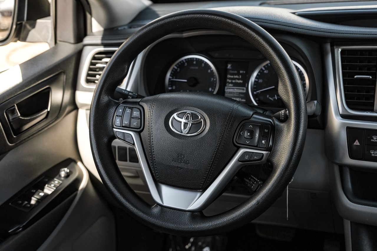 Toyota Highlander Vehicle Main Gallery Image 14