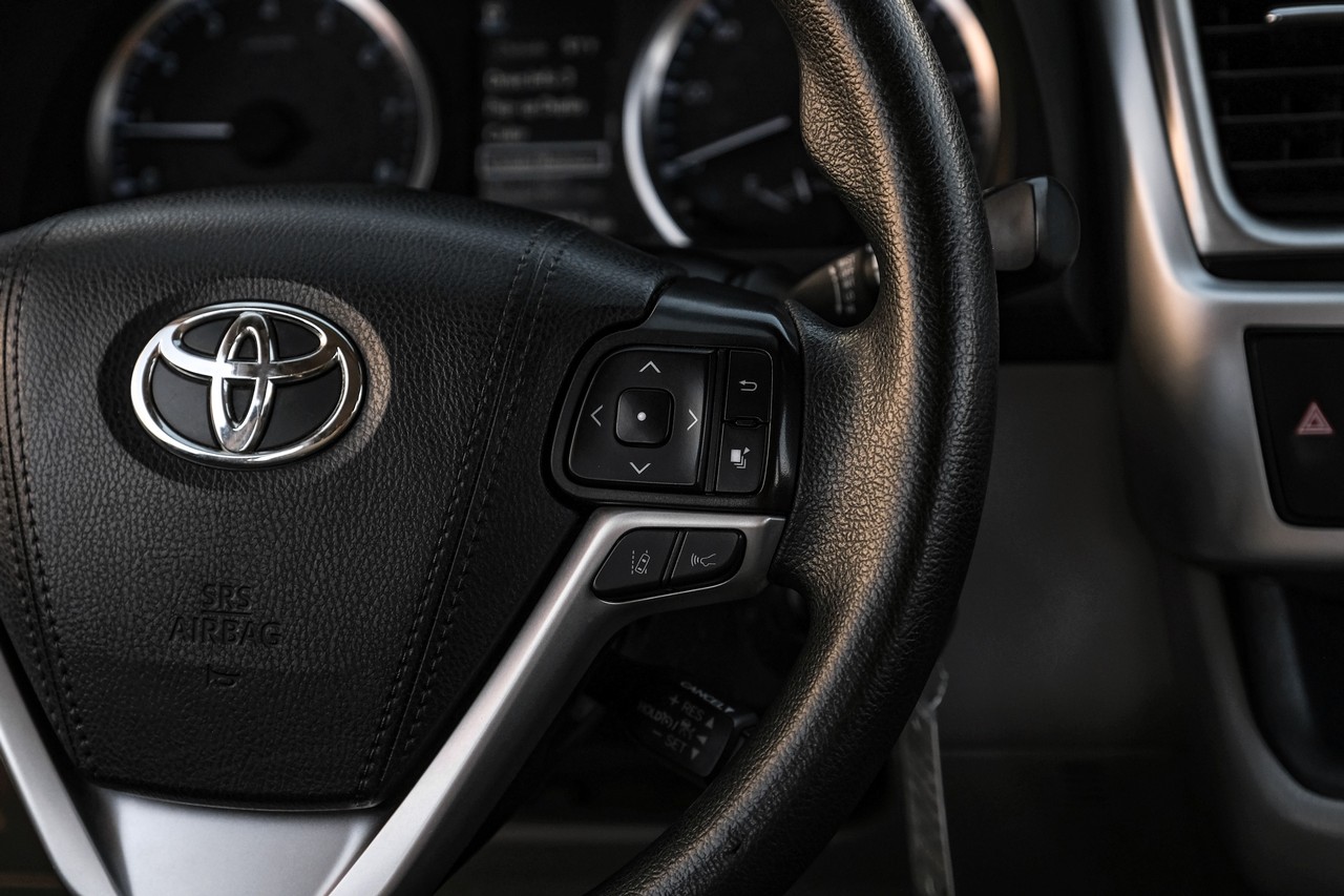 Toyota Highlander Vehicle Main Gallery Image 16