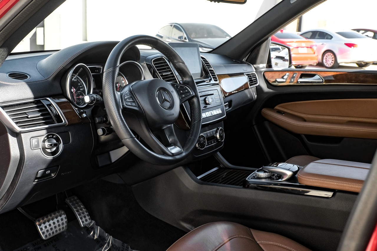 Mercedes-Benz GLE Vehicle Main Gallery Image 03