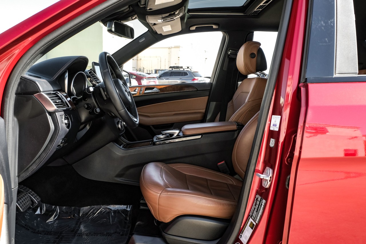 Mercedes-Benz GLE Vehicle Main Gallery Image 04