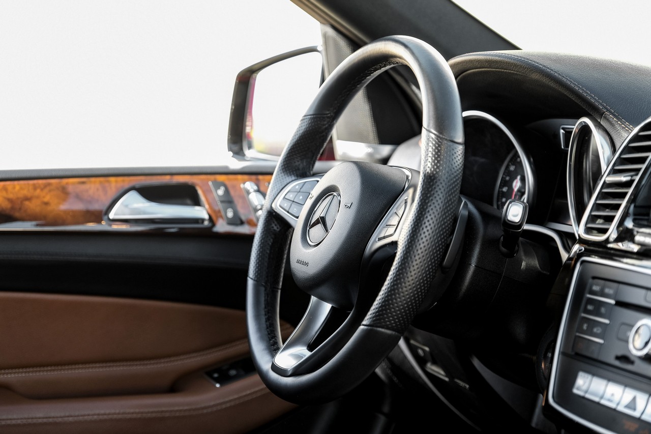 Mercedes-Benz GLE Vehicle Main Gallery Image 13