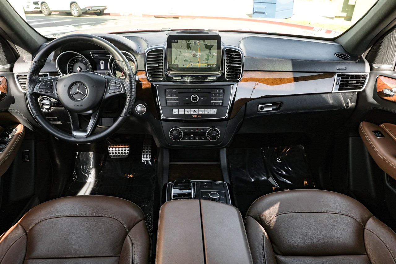 Mercedes-Benz GLE Vehicle Main Gallery Image 14