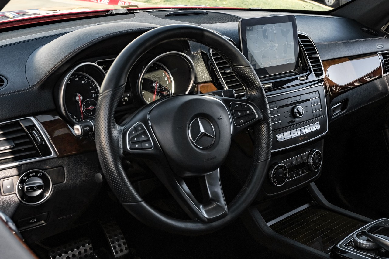 Mercedes-Benz GLE Vehicle Main Gallery Image 15