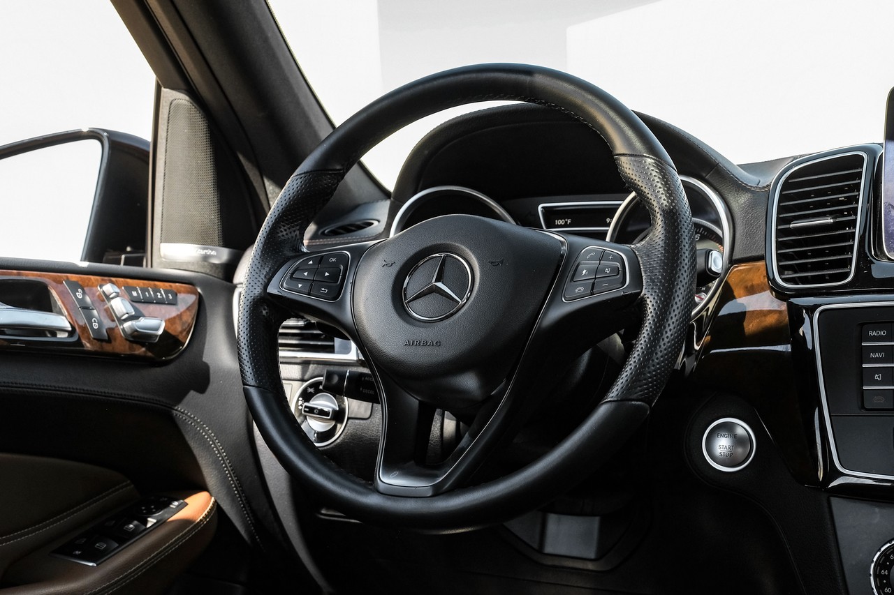 Mercedes-Benz GLE Vehicle Main Gallery Image 16