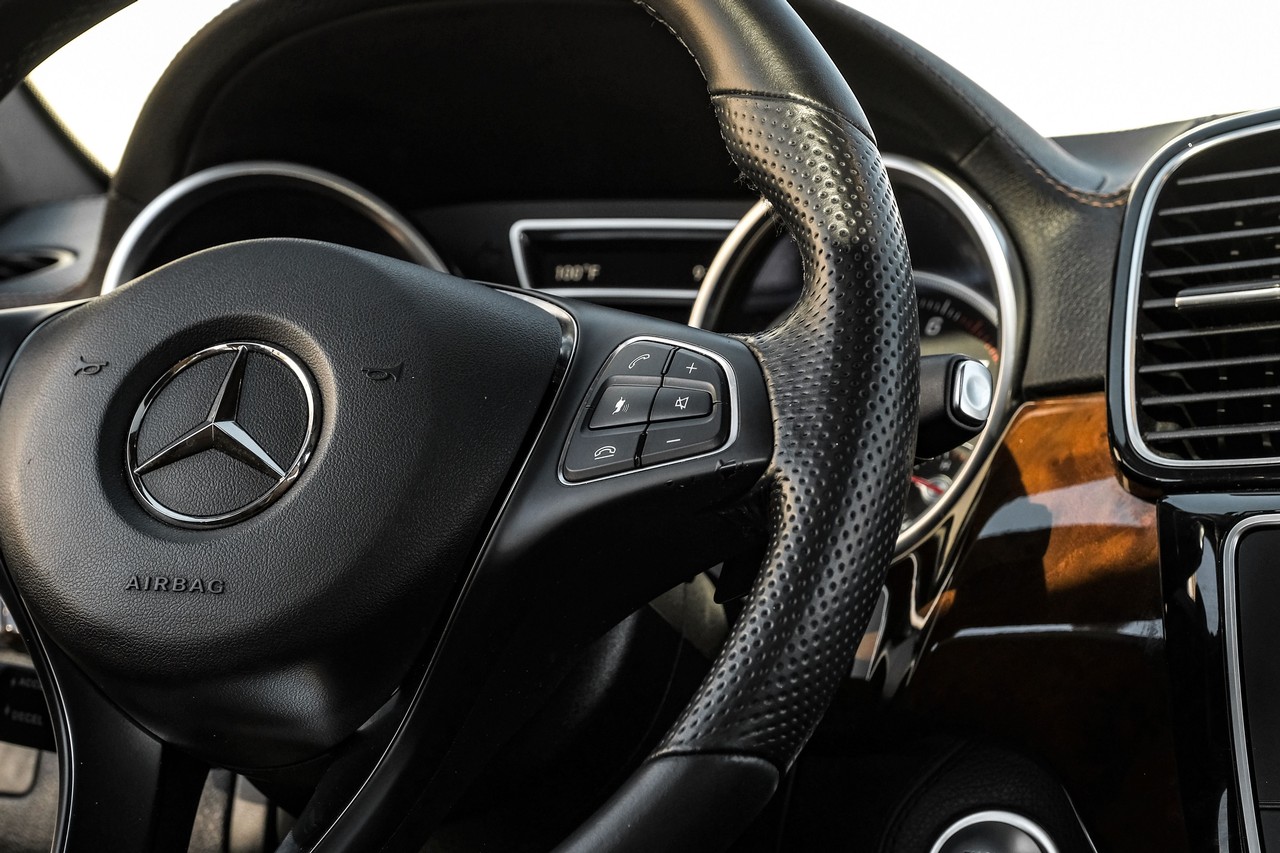 Mercedes-Benz GLE Vehicle Main Gallery Image 18