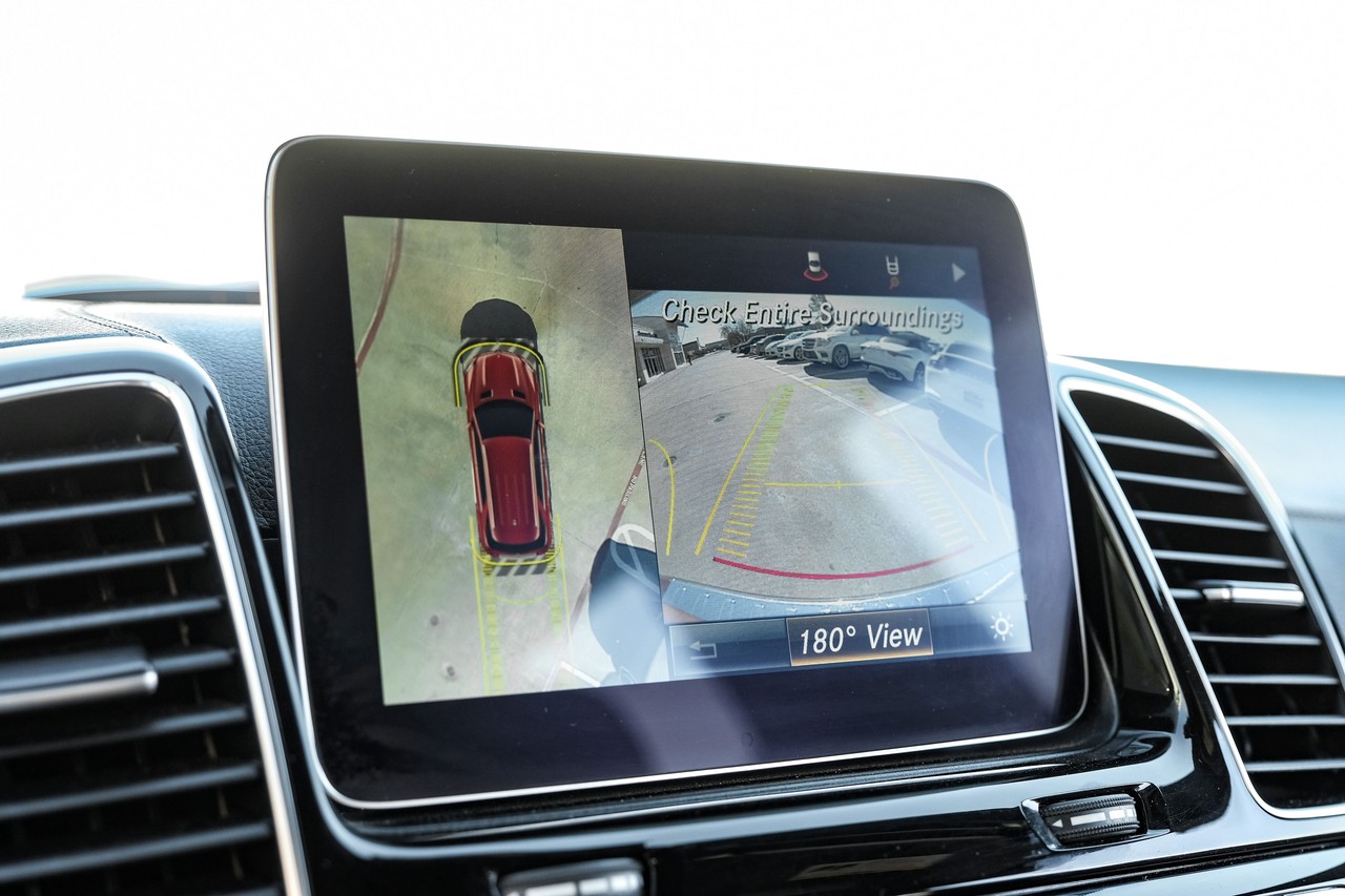 Mercedes-Benz GLE Vehicle Main Gallery Image 23