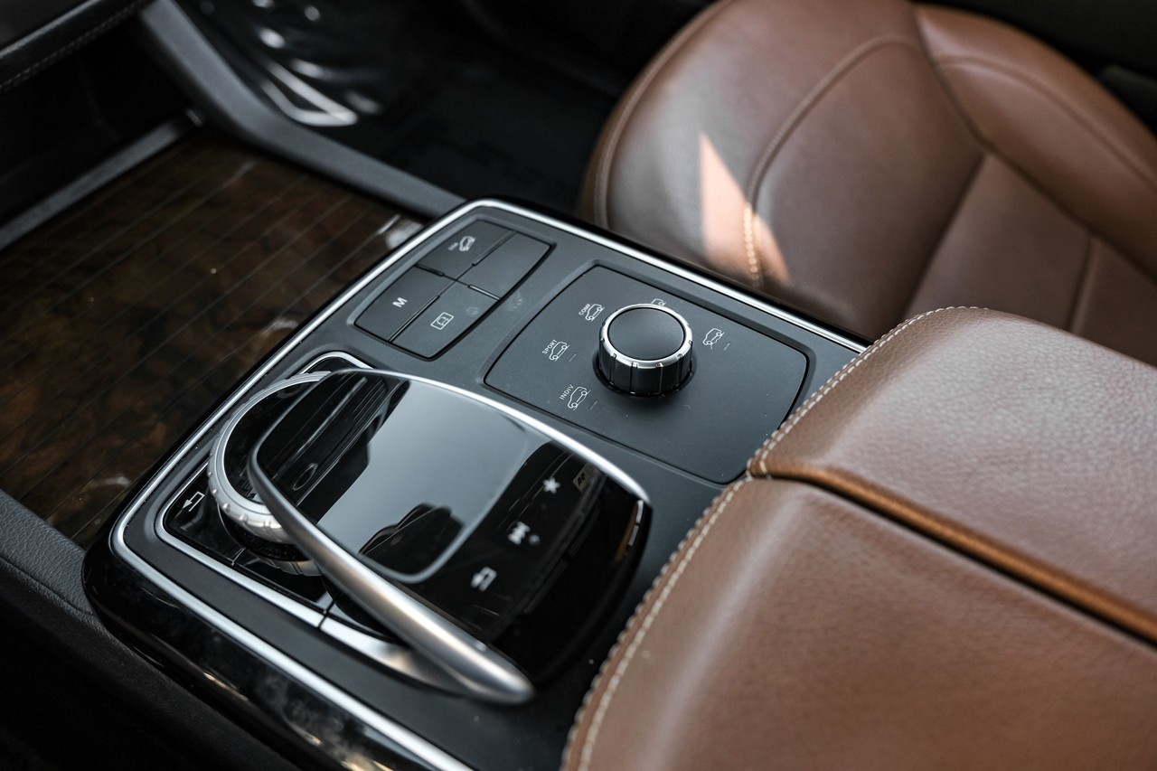 Mercedes-Benz GLE Vehicle Main Gallery Image 24