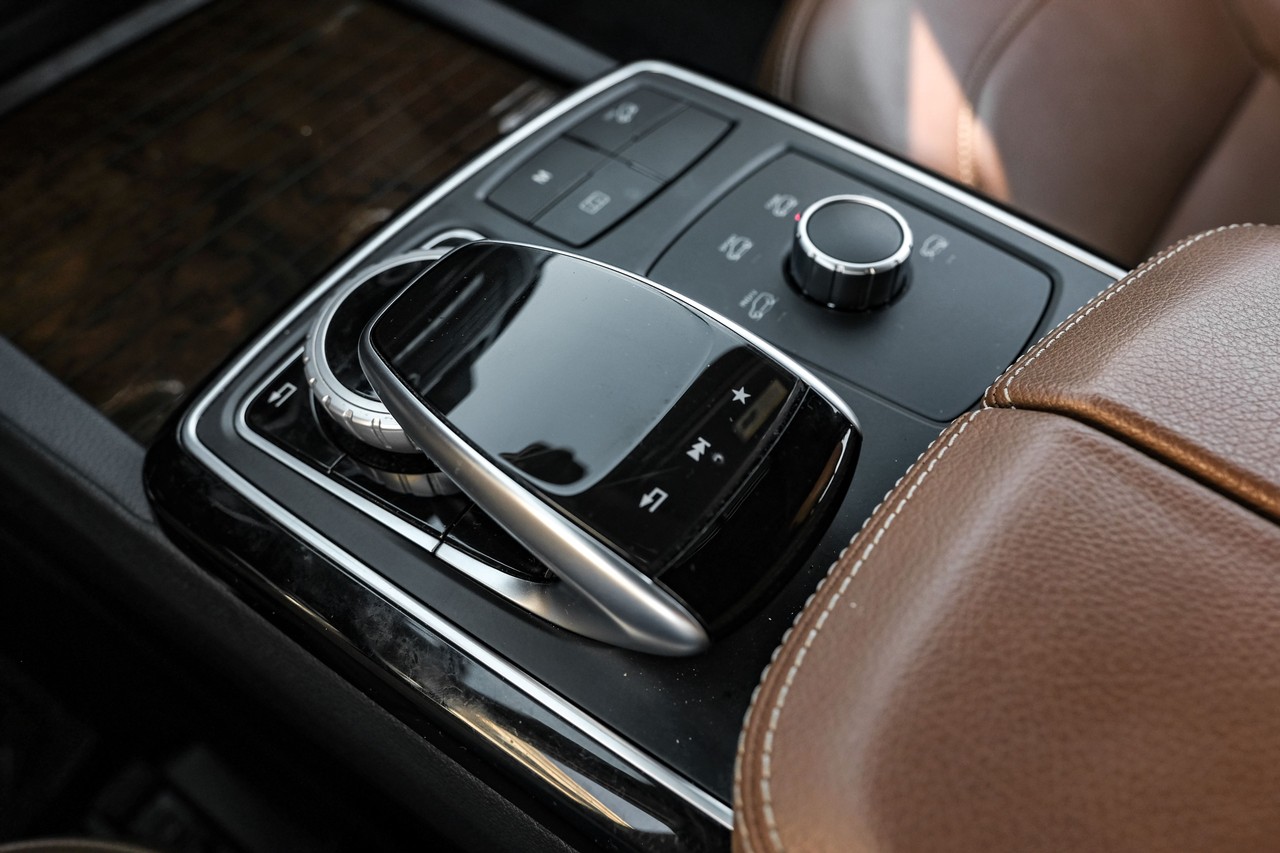 Mercedes-Benz GLE Vehicle Main Gallery Image 25