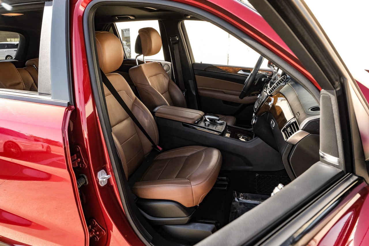 Mercedes-Benz GLE Vehicle Main Gallery Image 32