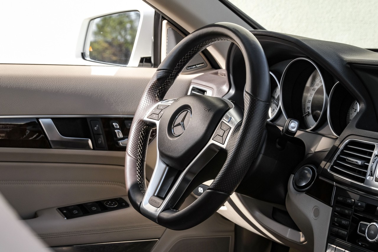 Mercedes-Benz E 550 Vehicle Main Gallery Image 14