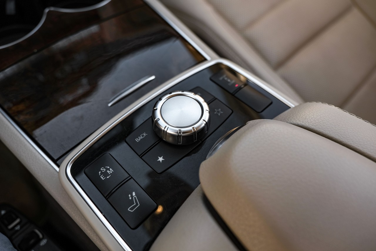 Mercedes-Benz E 550 Vehicle Main Gallery Image 18