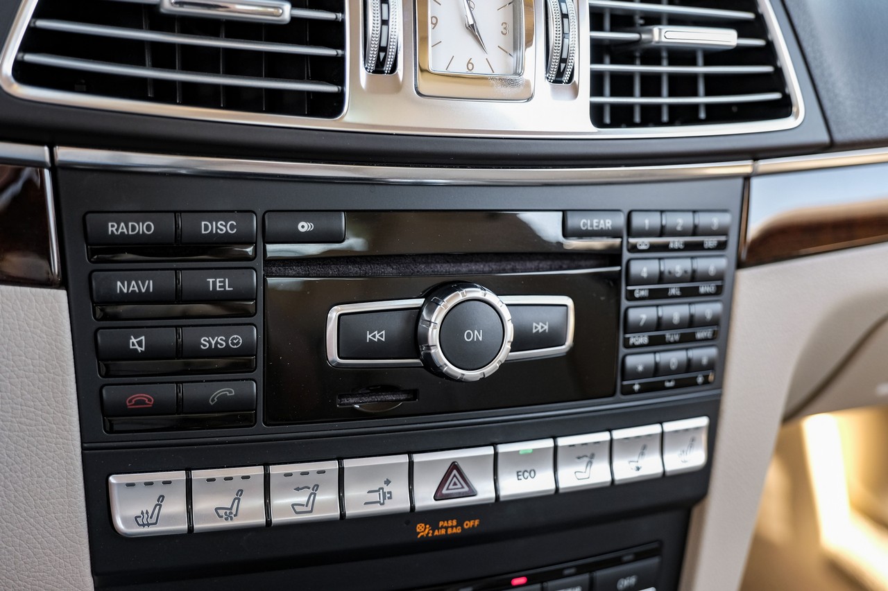 Mercedes-Benz E 550 Vehicle Main Gallery Image 21