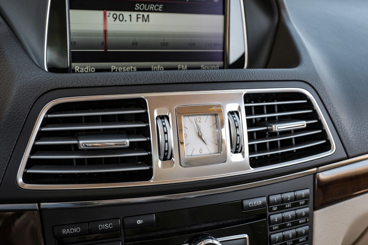 Mercedes-Benz E 550 Vehicle Main Gallery Image 22