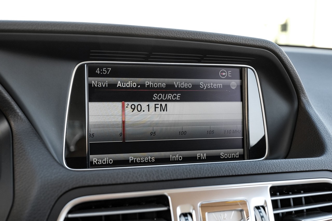 Mercedes-Benz E 550 Vehicle Main Gallery Image 23