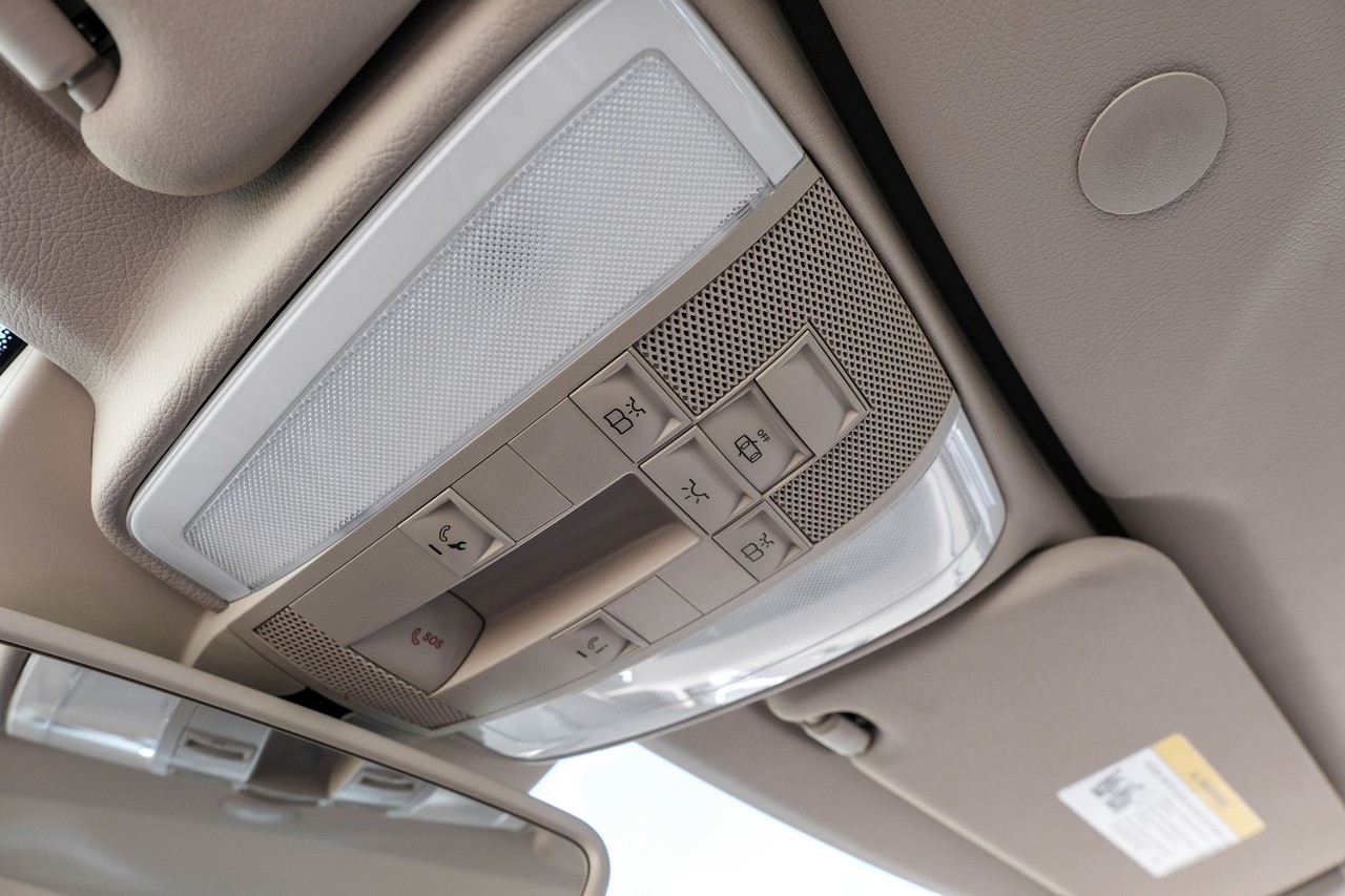 Mercedes-Benz E 550 Vehicle Main Gallery Image 24