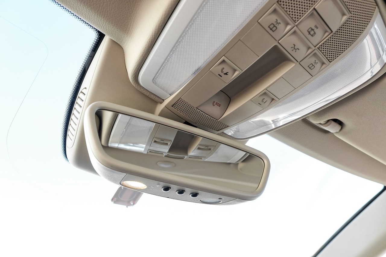 Mercedes-Benz E 550 Vehicle Main Gallery Image 25