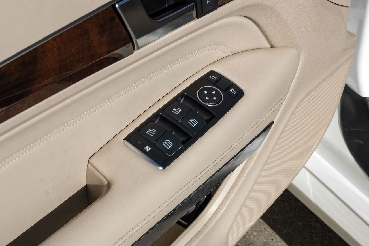 Mercedes-Benz E 550 Vehicle Main Gallery Image 34