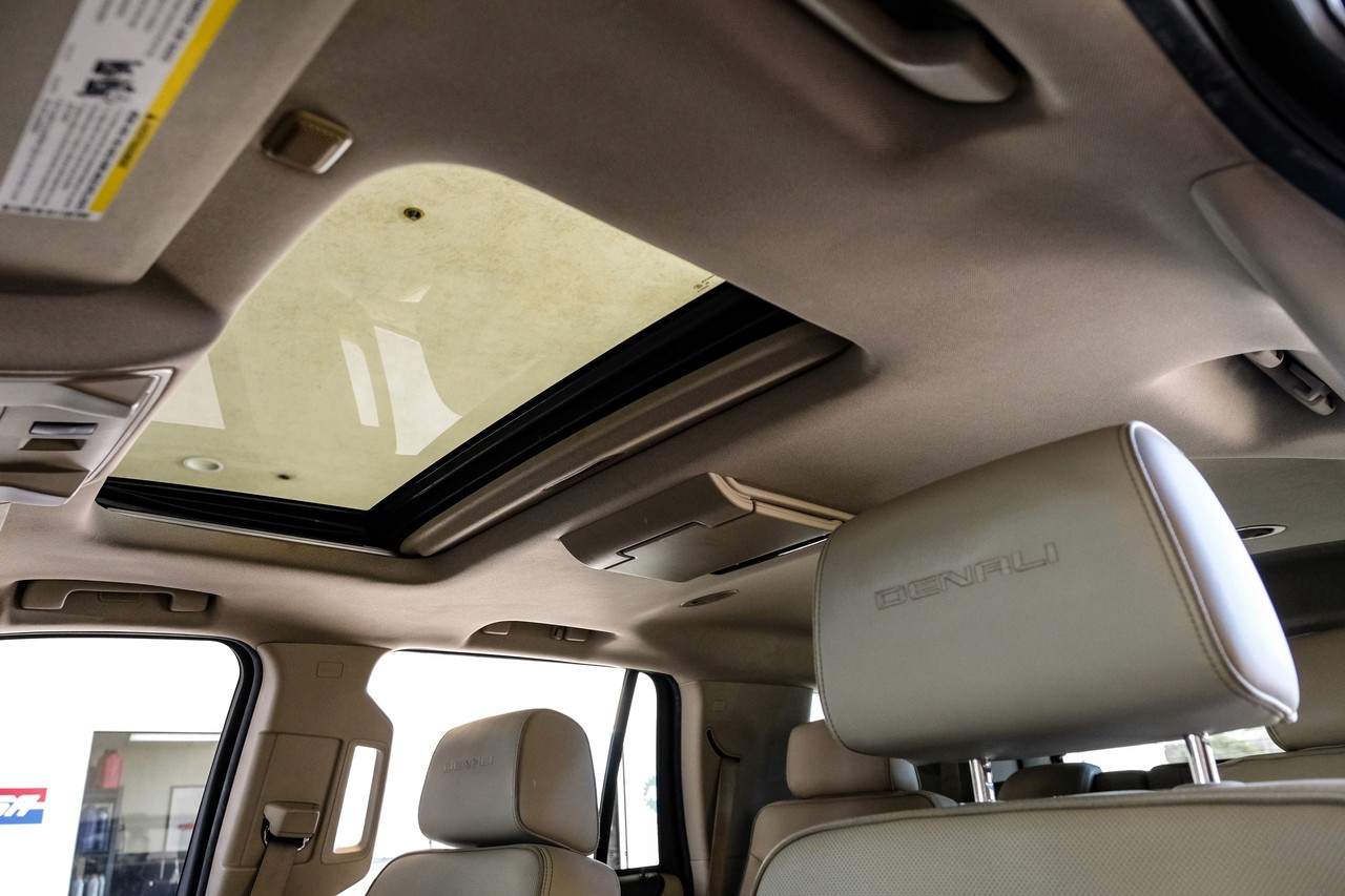 GMC Yukon Vehicle Main Gallery Image 05