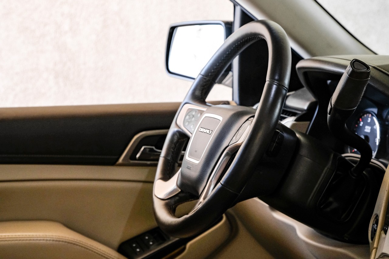 GMC Yukon Vehicle Main Gallery Image 13