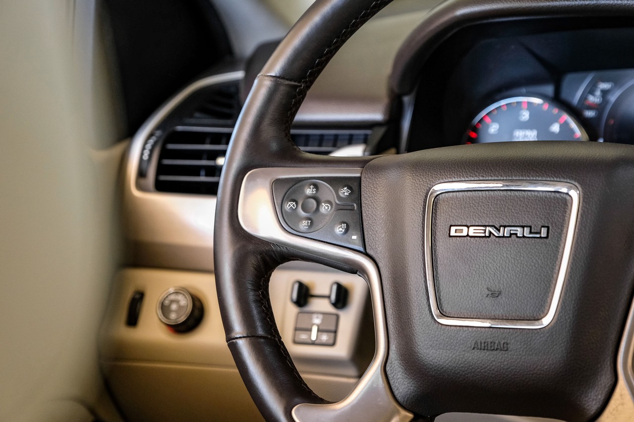 GMC Yukon Vehicle Main Gallery Image 17