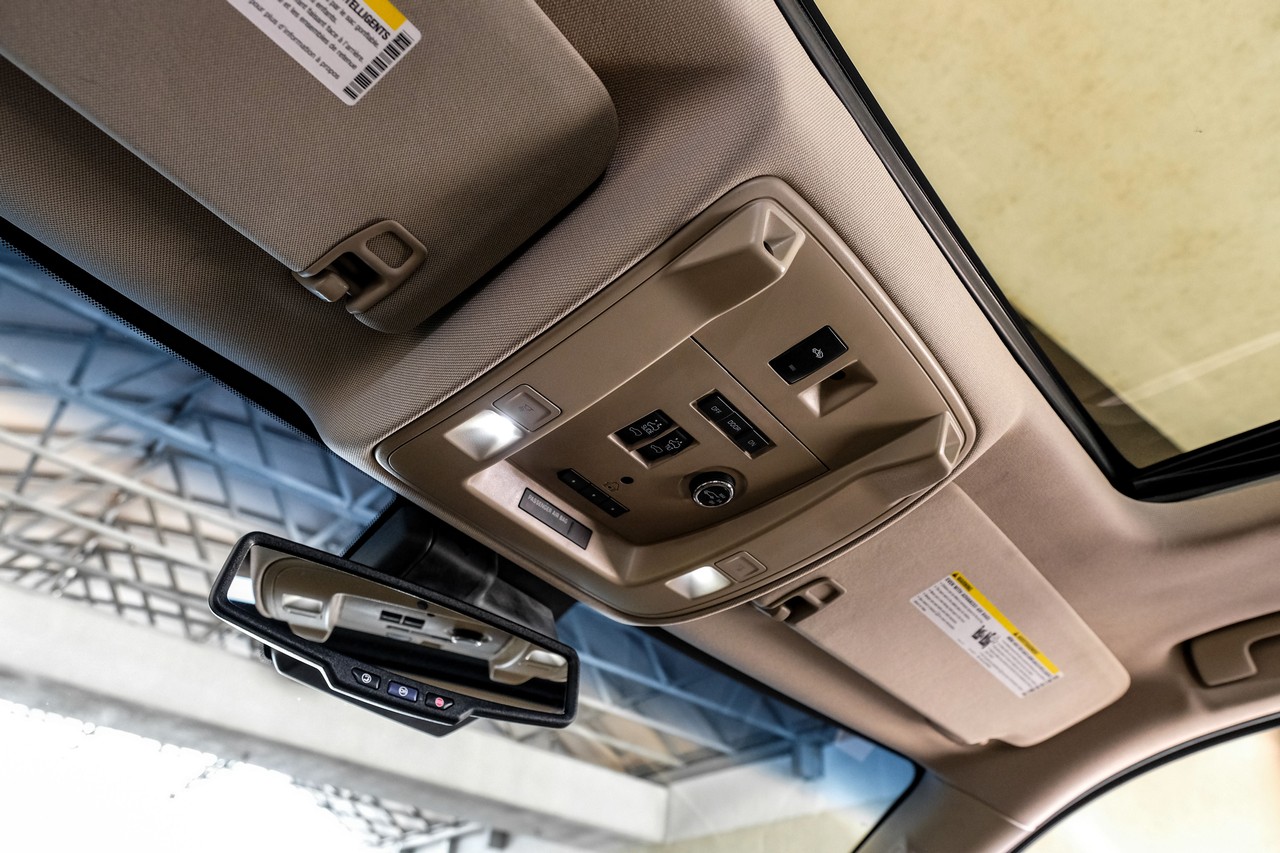 GMC Yukon Vehicle Main Gallery Image 32