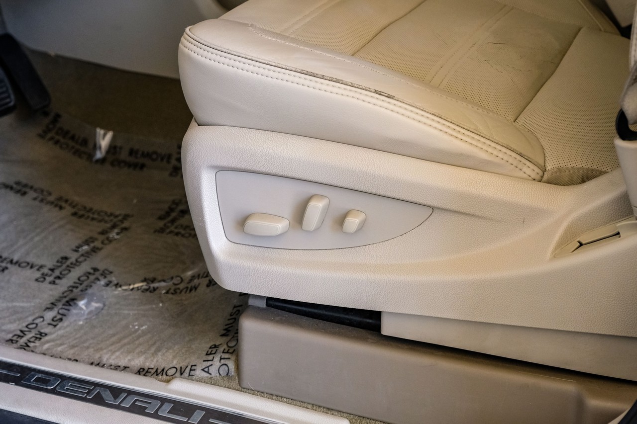 GMC Yukon Vehicle Main Gallery Image 34