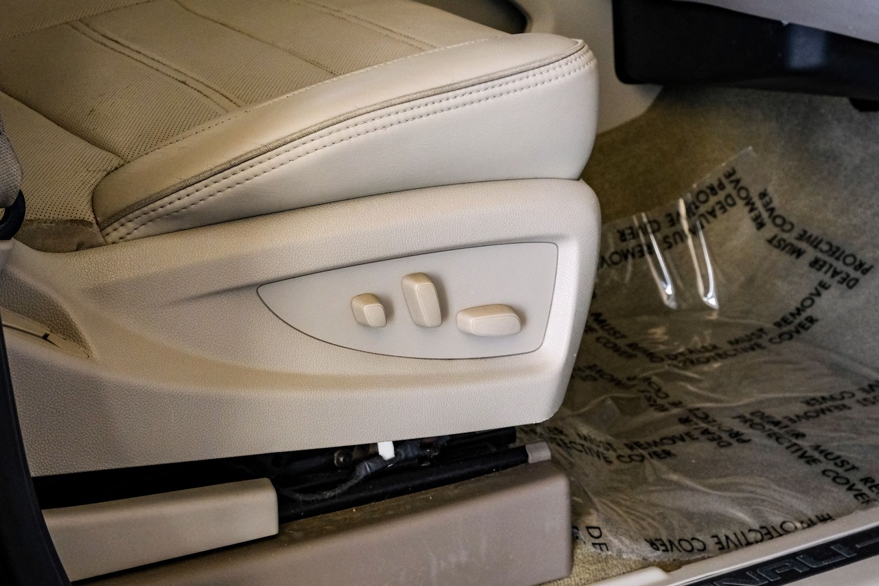 GMC Yukon Vehicle Main Gallery Image 37