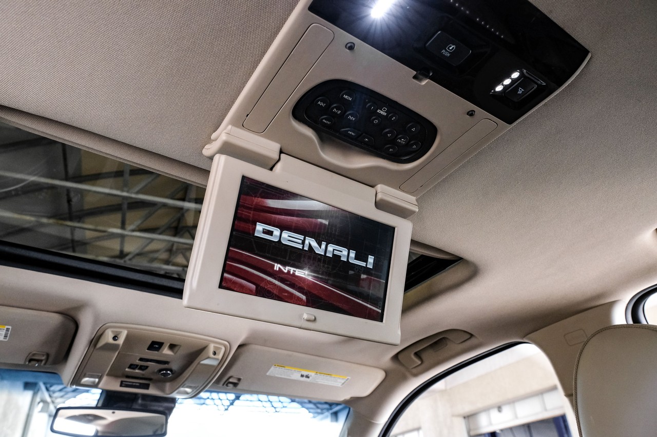 GMC Yukon Vehicle Main Gallery Image 40