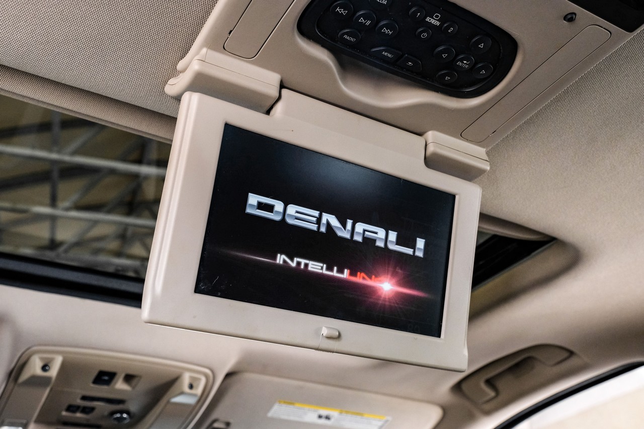 GMC Yukon Vehicle Main Gallery Image 41