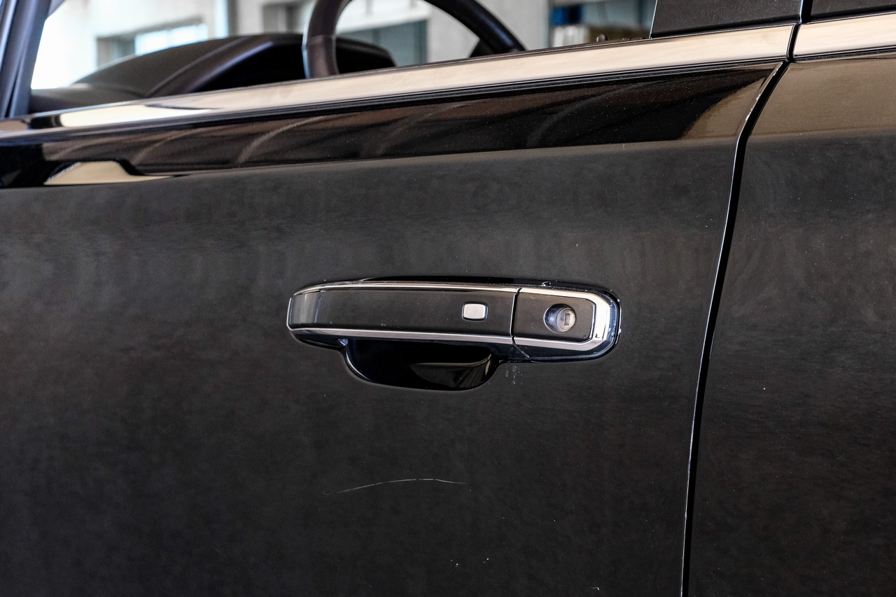 GMC Yukon Vehicle Main Gallery Image 46