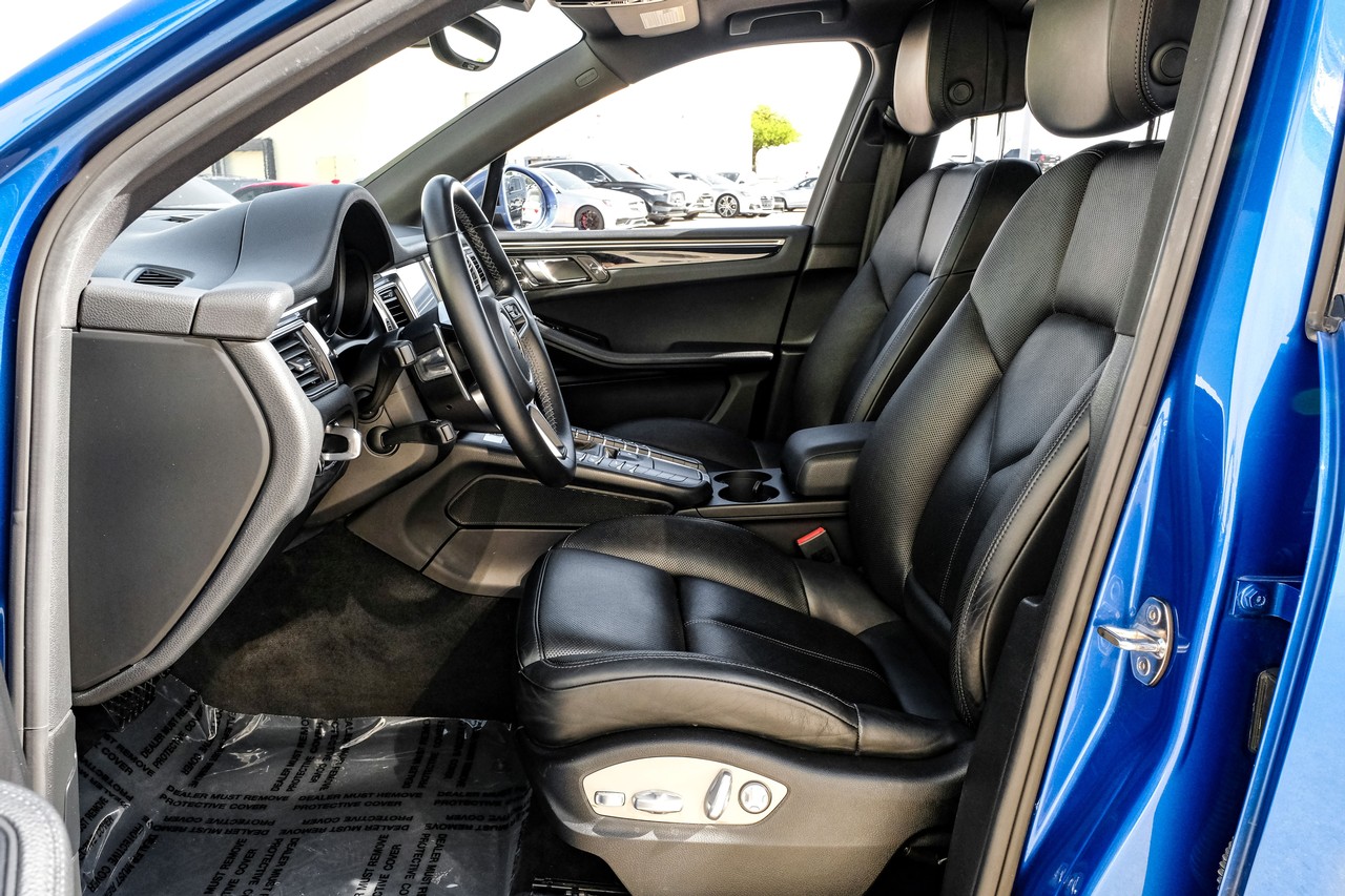 Porsche Macan Vehicle Main Gallery Image 04