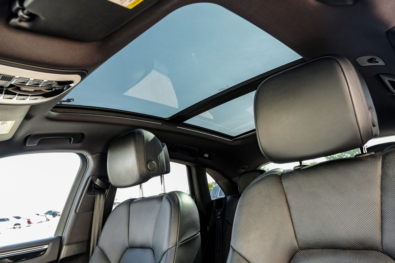 Porsche Macan Vehicle Main Gallery Image 05