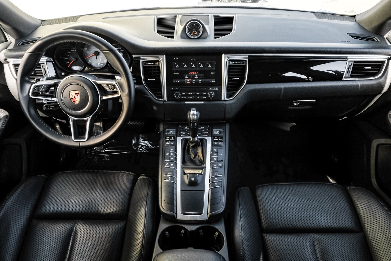 Porsche Macan Vehicle Main Gallery Image 15