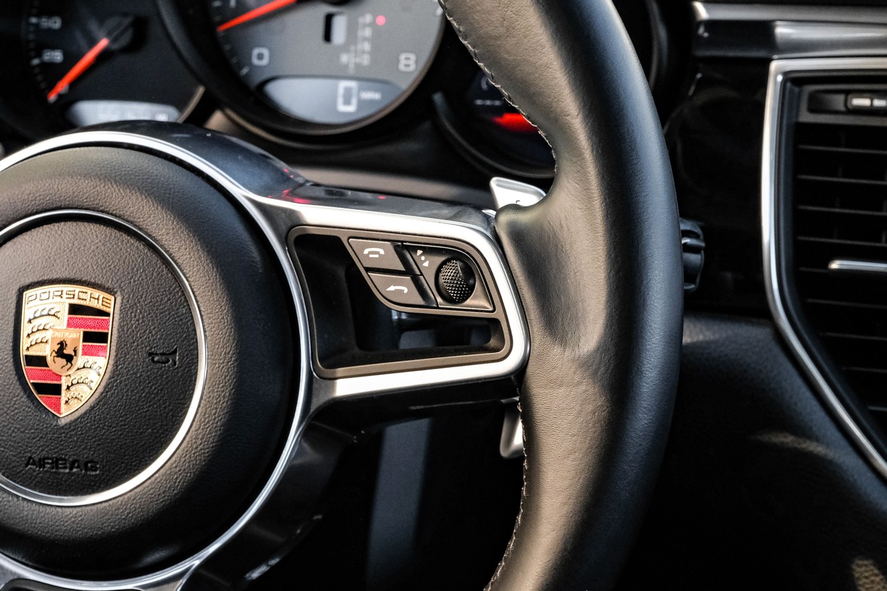 Porsche Macan Vehicle Main Gallery Image 19